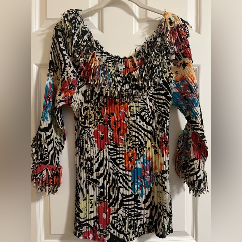 Preowned Agora fun colorful top. Size M
